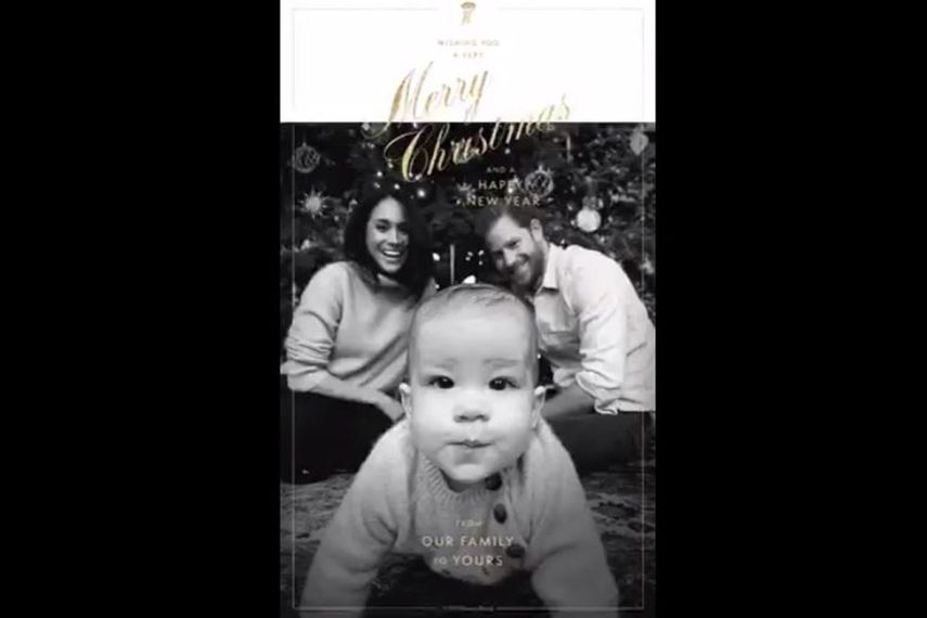 &ldquo;Les deseamos una muy Feliz Navidad y un feliz&nbsp;a&ntilde;o nuevo. De nuestra familia a la suya &ldquo;, se lee en la tarjeta navide&ntilde;a, que fue compartida por la cuenta de The Queen&rsquo;s Commonwealth Trust, en Twitter.