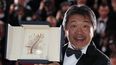 El realizador japonés Hirokazu&nbsp;Kore-eda muestra su Palma de Oro, el máximo galardón que otorga el Festival de Cine de Cannes.&nbsp;