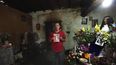 En esta fotograf&iacute;a de archivo del 9 de noviembre de 2014, Clemente Rodr&iacute;guez sostiene una fotograf&iacute;a de su hijo desaparecido Christian Rodr&iacute;guez Telumbre durante una entrevista en su casa, en Tixtla, M&eacute;xico.