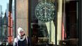 Una mujer pasa frente a un establecimiento de Starbucks en Moscú.