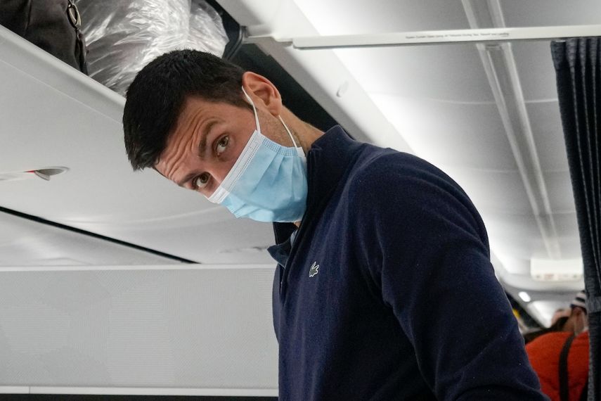 Novak Djokovic se prepara para ocupar su asiento en un avión a Belgrado, en Dubái, Emiratos Árabes Unidos, el lunes 17 de enero de 2022