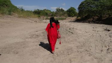 Una mujer Wayúu camina por el lecho seco del río Ranchería (DIANA LÓPEZ ZULETA) 