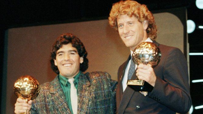 En foto del 13 de noviembre de 1986, la estrella argentina Diego Maradona posa con el portero alemán Harald Schumacher con sus premios tras la Copa Mundial 1986.&nbsp;