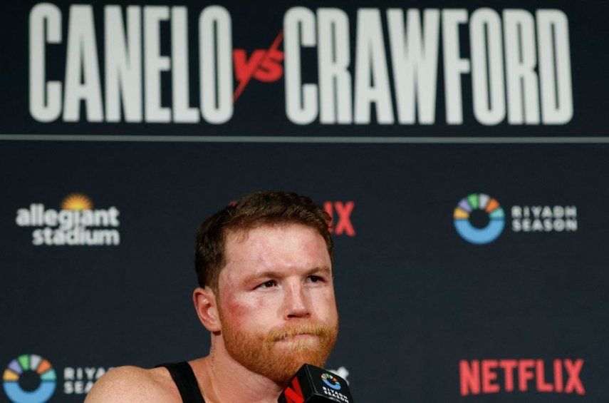 Canelo Álvarez habla con los medios durante una conferencia de prensa después de su disputada pelea por el título de peso súper mediano, donde fue derrotado por Terence Crawford (no en la foto) por decisión unánime (116-112, 115-113, 115-113) durante Canelo v Crawford Fight Night de Netflix en el Allegiant Stadium el 13 de septiembre de 2025 en Las Vegas, Nevada. 