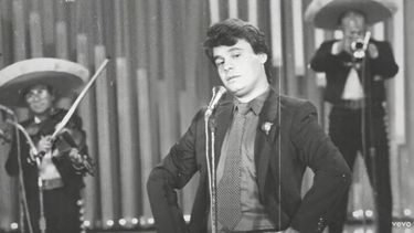 Imagen del videoclip de la canción Nunca había amado así de Juan Gabriel.