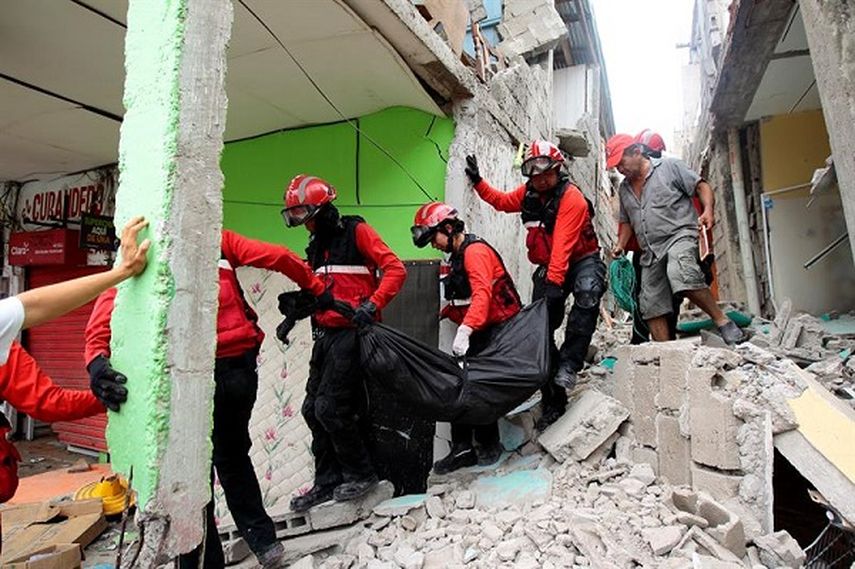 Organismos de socorro de Pedernales (Ecuador) participan en el rescate de víctimas de entre los escombros (EFE)