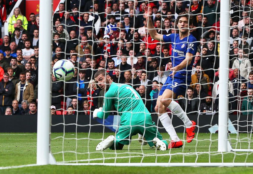 Fue tras un disparo muy lejano y centrado del alemán Antonio Rudiger que a De Gea se le escapó de las manos. El rechace fue a caer a los pies de Marcos Alonso, que superó al meta español, marcado por un nuevo error.