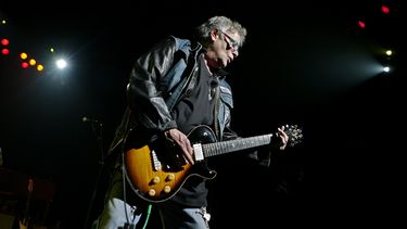 En esta fotografía de archivo del 7 de mayo de 2008, Leslie West, de Mountain, actúa en la séptima entrega anual de premios Jammy en el Teatro del Madison Square Garden de Nueva York.