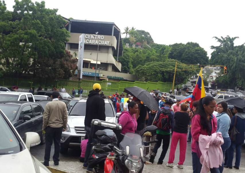 Opositores trancan el Distribuidor Santa Fe, ubicado en Caracas, en protesta a la Constituyente impulsada por Maduro.
