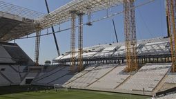 Jugadores del club Corinthians practican en la construcción del estadio Itaquerao, sede del partido inaugural del Mundial