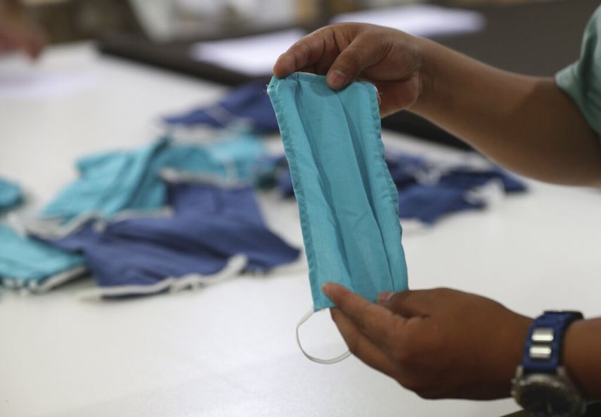 Un empleado muestra una mascarillas en un negocio de textiles en el barrio Gamarra de Lima, Per&uacute;, el mi&eacute;rcoles 4 de marzo de 2020.