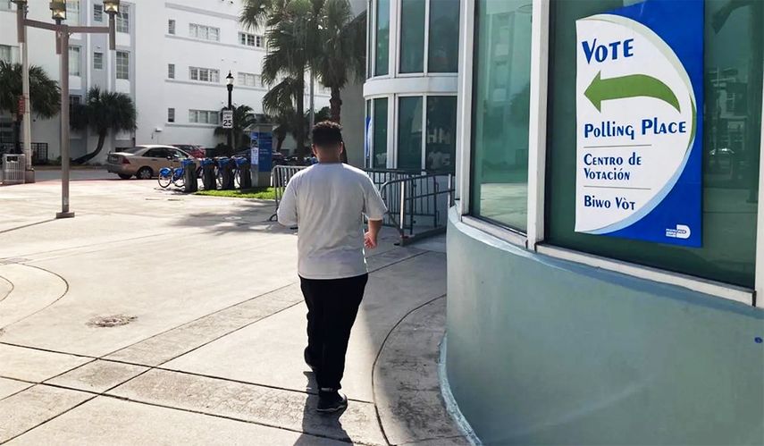 Un votante acude a ejercer el sufragio en Miami Beach.