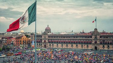 Mexicanos lamentan fragilidad de su economía.