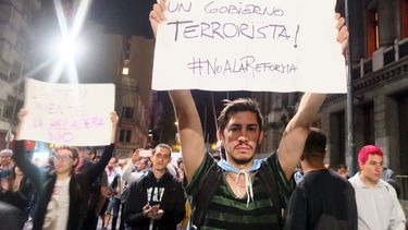 La controvertida reforma de pensiones fue aprobada el martes tras violentos disturbios frente al Congreso, así como un nuevo pacto fiscal.