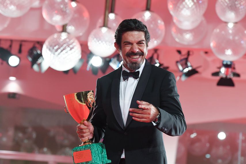 El actor italiano muestra la Coppa Volpim, premio otorgado por el Festival de Cine de Venecia por su rol en Padresnostro.&nbsp;