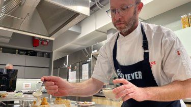 Andres Voloschin, chef de Investigación y Desarrollo de la empresa Believer Meats, trabaja en platillos creados a partir de los productos de la compañía en una cocina experimental, el 13 de febrero de 2023, en Rejovot, Israel.&nbsp;