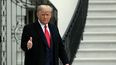 El presidente Donald J. Trump saluda a los periodistas en las afueras de la Casa Blanca.