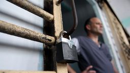 Un recluso permanece en la puerta de su celda en la prisión Combinado del Este, en La Habana, Cuba.
