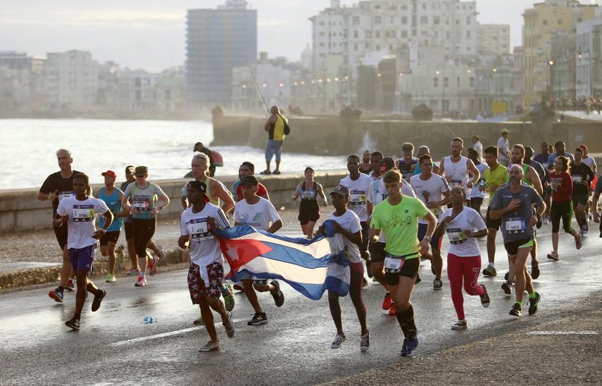 Atletas que participan en la edición 2018 de la carrera popular Marabana corren por el emblemático Malecón de la capital cubana.