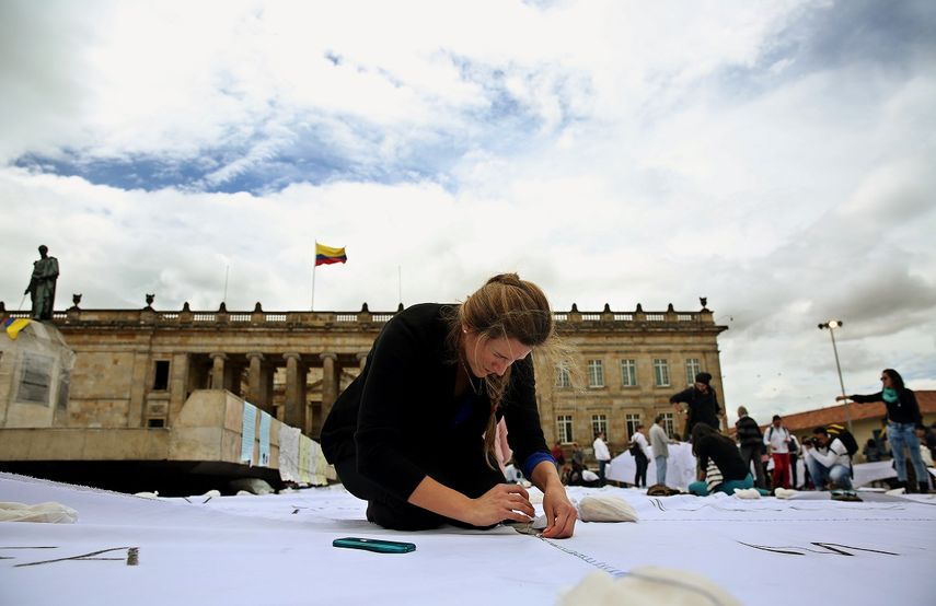 Intervención artística liderada por la escultura Doris&nbsp;Salcedo, en la Plaza de Bolívar de Bogotá