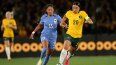 La australiana Sam Kerr avanza con el balón mientras la defiende la francesa Selma Bacha en un duelo amistoso en Melbourne el viernes 14 de julio del 2023.&nbsp;