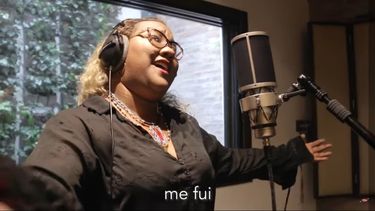 Imagen tomada del video de la canción Me fui, compuesta por la migrante venezolana Reymar Perdomo (en la foto), publicado en el canal de YouTube #HolaSoyDanny.