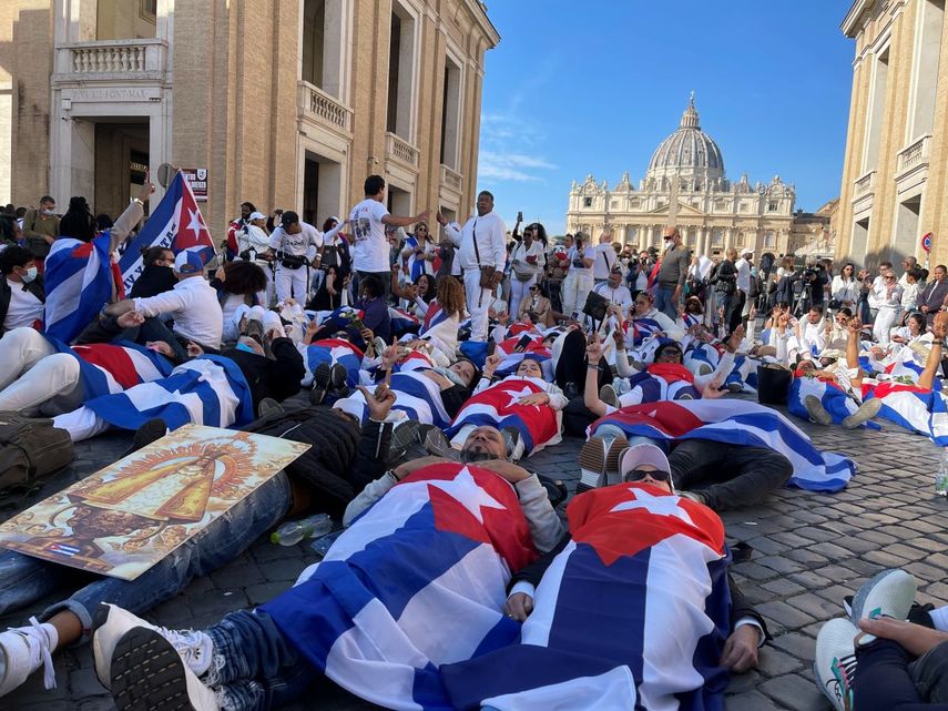 Cubanos se acostaron sobre la&nbsp; Via della Conciliazione, una de las avenidas en Roma, Italia, para expresar sus demandas por libertad en Cuba y pedir el apoyo del papa Francisco.&nbsp;