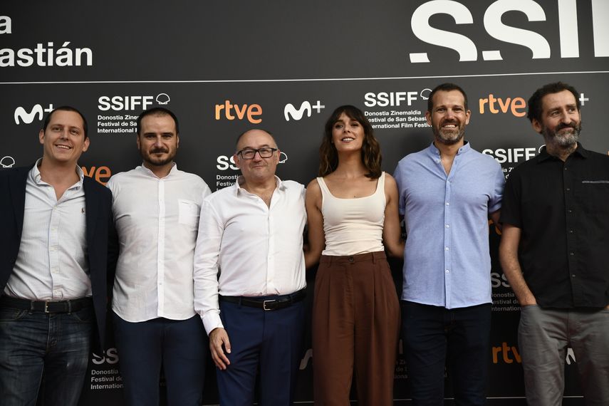El director Aitor Arregi (2i), el director del festival de San Sebasti&aacute;n, Jos&eacute; Luis Rebordinos (3i), la actriz Bel&eacute;n Cuesta (4i) y el director Jon Gara&ntilde;o (6i), entre otros, durante la presentaci&oacute;n en Madrid de la secci&oacute;n de cine espa&ntilde;ol del Festival de San Sebasti&aacute;n
