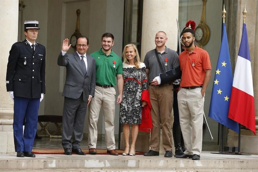 El presidente galo, François Hollande, junto a los condecorados estadounidenses y la embajadora de EEUU en Francia, Jane Hartley, tras una ceremonia en el Palacio del Elíseo en París. (EFE)