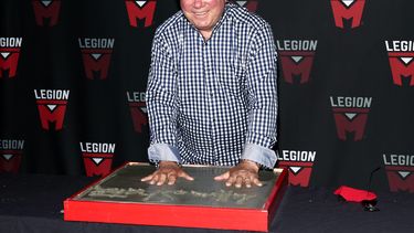 William Shatner asiste a la ceremonia de huellas de manos de William Shatner organizada por Legion M durante la Comic-Con International 2022: San Diego en Theatre Box el 21 de julio de 2022 en San Diego, California.&nbsp;