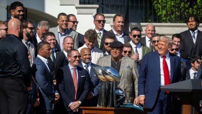 El presidente de Estados Unidos, Donald Trump, sonríe al equipo mientras organiza un evento que celebra a los Philadelphia Eagles, campeones del Super Bowl 2025, en la Casa Blanca el 28 de abril de 2025, en Washington, DC.