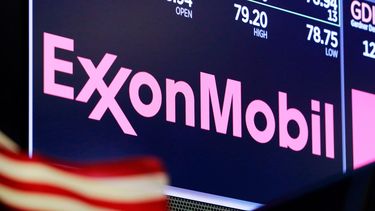 En esta foto de archivo del 23 de abril de 2018, el logotipo de ExxonMobil aparece sobre un puesto de negociación en el piso de la Bolsa de Valores de Nueva York.&nbsp; 