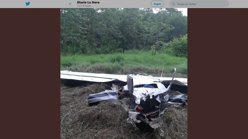 Foto de la avioneta hallada con dos personas muertas en su interior y varios paquetes que parecían contener droga, publicada por el diario guatemalteco La Hora en su cuenta de Twitter.
