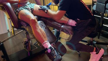 El tatutador venezolano Maikol Rangel y el actor británico Luke Evans. 