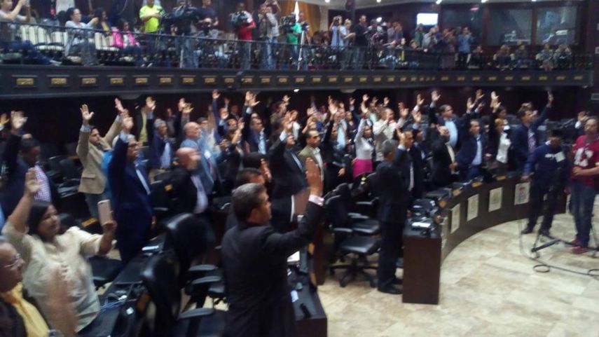 La resolución fue aprobada en una sesión realizada en el salón de reuniones del Legislativo, donde los  diputados ingresaron sin inconvenientes, luego de que el martes un  cordón militar les impidiera ingresar al lugar.