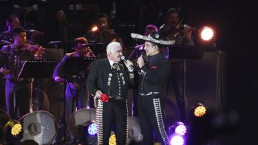 Vicente Fernández canta con su hijo Alejandro Fernández durante un concierto gratuito en el Estadio Azteca de la Ciudad de México el 16 de abril 2016. El astro de la música regional mexicana falleció el 12 de diciembre de 2021, informaron sus familiares. 