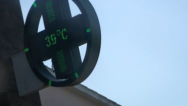 Un termómetro callejero marca 39 grados Celsius, durante la primera ola de calor del año, en Lisboa el 29 de junio de 2025.&nbsp;
