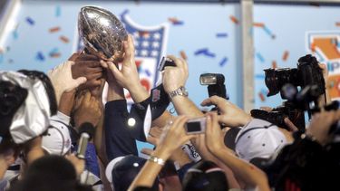 Los jugadores de los Colts de Indianápolis alzan el trofeo, tras ganar en Miami el Super Bowl 2007.