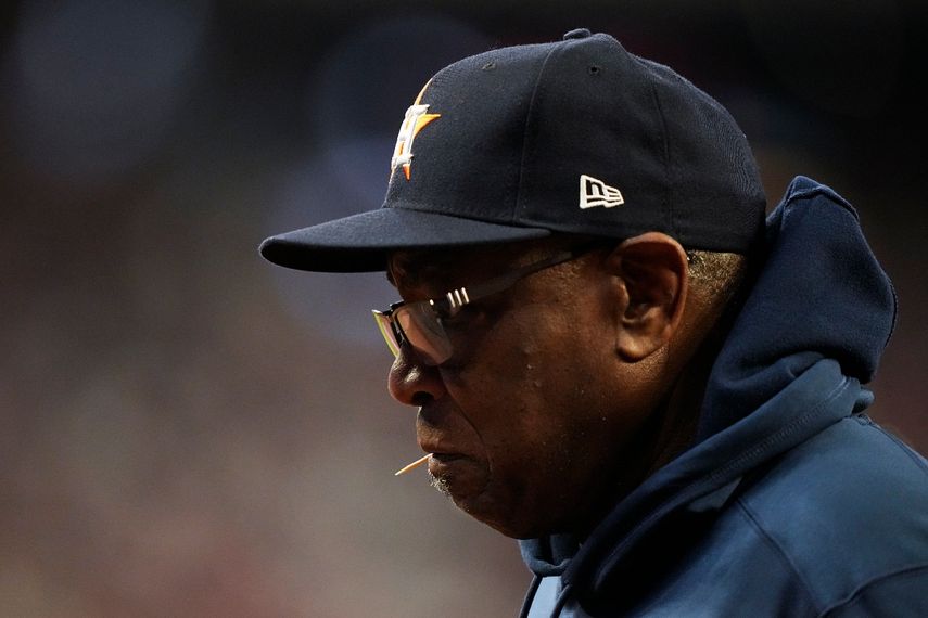 Dusty Baker, mánager de Astros de Houston, observa, con un mondadientes en la boca, durante la tercera entrada del Juego 5 de la Serie Mundial entre los Astros y los Bravos de Atlanta