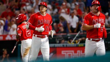 En foto del 5 de septiembre del 2022, Shohei Ohtani (izquierda) y Mike Trout de los Angelinos corren al dugout en el juego ante los Tigres de Detroit.