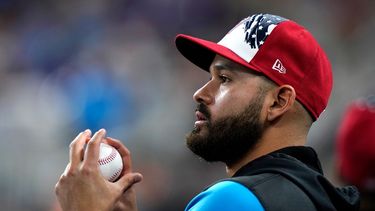 El venezolano Pablo López se queda en los Marlins de Miami