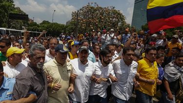 Los líderes de la oposición han encabezado las protestas para dar fe que han sido atacados a pesar de ser pacíficas.