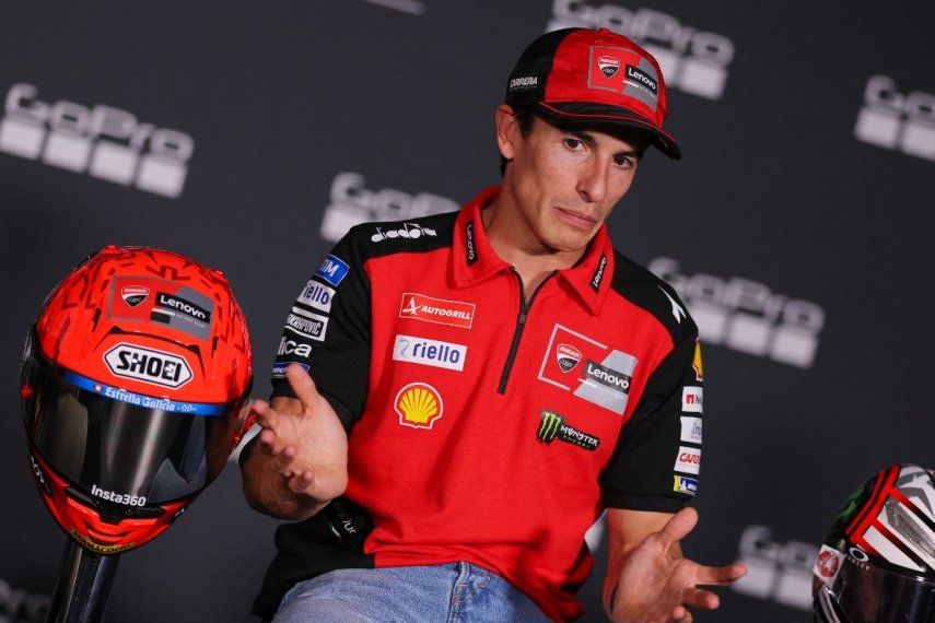El piloto español del equipo Ducati Lenovo, Marc Márquez, hace un gesto durante una rueda de prensa previa al Gran Premio de Aragón de Moto GP en el circuito de Motorland en Alcañiz, noreste de España, el 5 de junio de 2025. &nbsp; &nbsp;