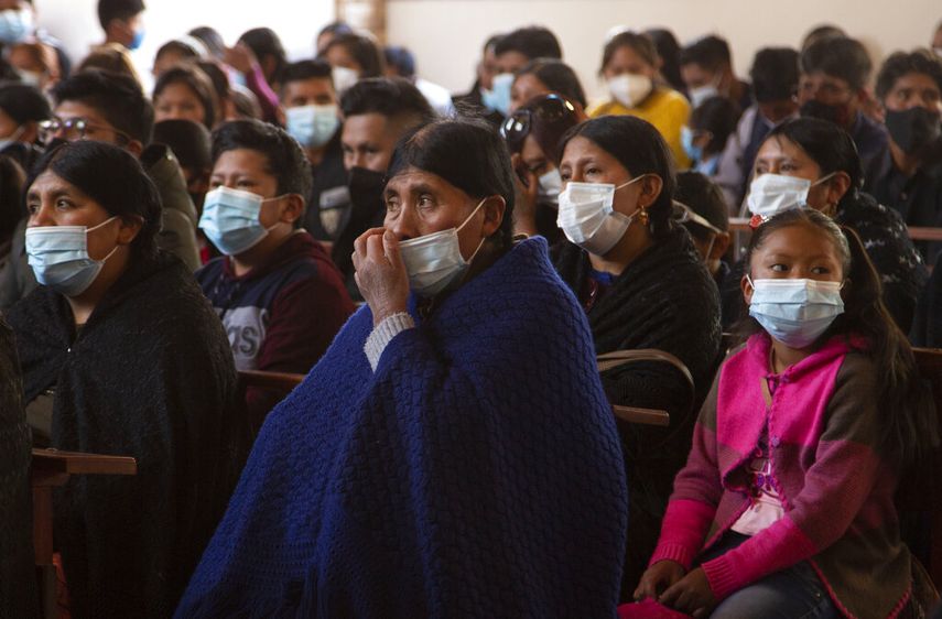 La gente asiste a una misa durante la celebración del Día de Muertos en la iglesia católica San Francisco de Asis, en El Alto, Bolivia, el domingo 1 de noviembre de 2020. El Día de Muertos honra a los difuntos, una tradición que coincide con el Día de Todos los Santos y el Día de los Difuntos celebrado el 1 y 2 de noviembre.