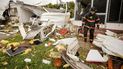 Un rescatista inspecciona los daños causados por un tornado en el condado Lee Un rescatista inspecciona los daños causados por un tornado en el condado Lee