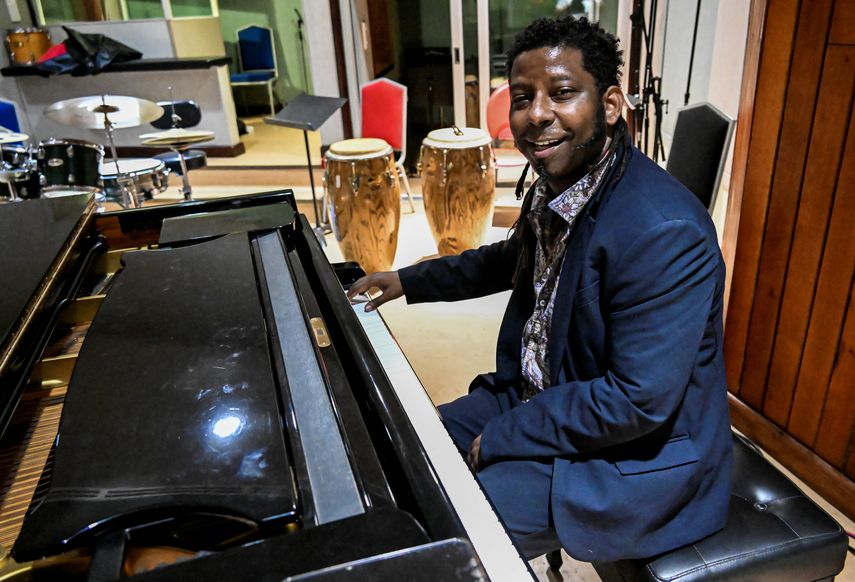 El jazzista cubano Rolando Luna toca el piano durante una entrevista con la AFP en los estudios de música ABDALA de La Habana, el 24 de enero de 2024.&nbsp; &nbsp; &nbsp;