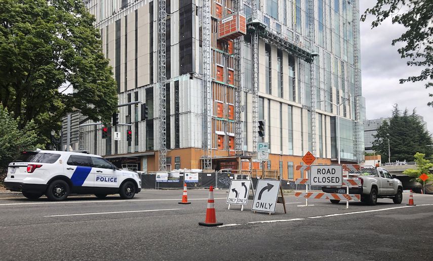 Vehículos y barricadas policiales cierran calles en el centro de Portland, Oregon, EEUU. La ciudad se apresta a ser escenario&nbsp; de actos de la extrema derecha y de grupos autotitulados antifascistas.&nbsp;&nbsp;