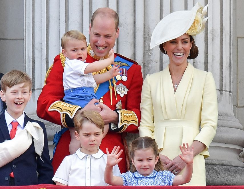 En esta foto de archivo tomada el 8 de junio de 2019 (LR) Albert Windsor, el príncipe William de Gran Bretaña, duque de Cambridge, sosteniendo al príncipe Luis, el príncipe Jorge, la princesa Charlotte y la duquesa de Cambridge de Gran Bretaña Kate, junto a otros miembros de la familia real en el balcón. del Palacio de Buckingham para ver un vuelo de aviones de la Royal Air Force, en Londres.