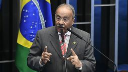 En esta imagen distribuida publicada por la Agencia del Senado de Brasil se muestra al senador Chico Rodrigues hablando en la Plenaria del Senado en Brasilia, el 11 de febrero de 2020. Un senador brasileño trató de esconder dinero en efectivo dentro de su ropa interior durante un operativo policial que investiga el desvío de recursos públicos destinados a combatir coronavirus en el norte de Brasil, informó el jueves la prensa local.