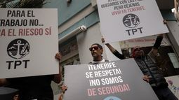 Los estibadores portan pancartas con el lema Trabajadores del puerto de Tenerife - TPT (Trabajadores del Puerto de Tenerife) - Respeten Tenerife - no somos de segunda clase en protesta por la llegada de un crucero afectado por el hantavirus a Santa Cruz de Tenerife el 8 de mayo de 2026. Los estibadores portan pancartas con el lema Trabajadores del puerto de Tenerife - TPT (Trabajadores del Puerto de Tenerife) - Respeten Tenerife - no somos de segunda clase en protesta por la llegada de un crucero afectado por el hantavirus a Santa Cruz de Tenerife el 8 de mayo de 2026.